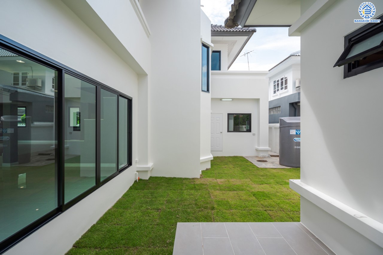 คฤหาสน์หลังใหญ่ตกแต่งใหม่ ม.บ้านสวนดอกไม้ ปิ่นเกล้า ดีไซน์สุด Luxury เนื้อที่ 154.5 ตร.ว. บนพื้นที่ใช้สอยถึง 435 ตร.ม. ฟังก์ชันจัดเต็ม 5 ห้องนอน 6 ห้องน้ำ 1 ห้องแม่บ้าน 2 ห้องอเนกประสงค์ (มีเรือนรับรองด้านข้าง พร้อมห้องน้ำในตัว) จอดรถได้ถึง 4 คัน บนทำเลเชื่อมต่อเมืองอย่างรวดเร็ว ใกล้ทางคู่ขนานลอยฟ้าบรมราชชนนี ทางด่วน "กาญจนาภิเษก" ม.มหิดล และเซ็นทรัลปิ่นเกล้า